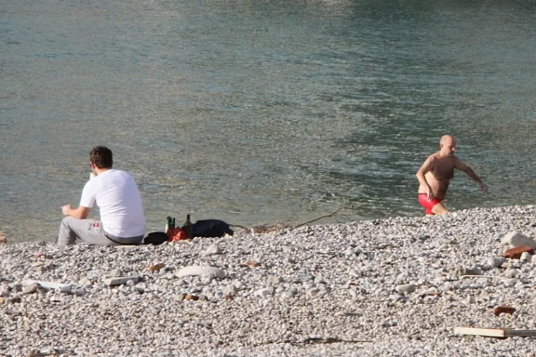 Jesu li hrabri ili ludi? Iako u nekim dijelovima Hrvatske pada snijeg, u Dubrovniku se kupaju!