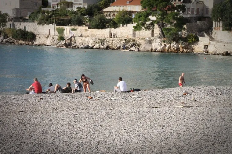 Jesu li hrabri ili ludi? Iako u nekim dijelovima Hrvatske pada snijeg, u Dubrovniku se kupaju!