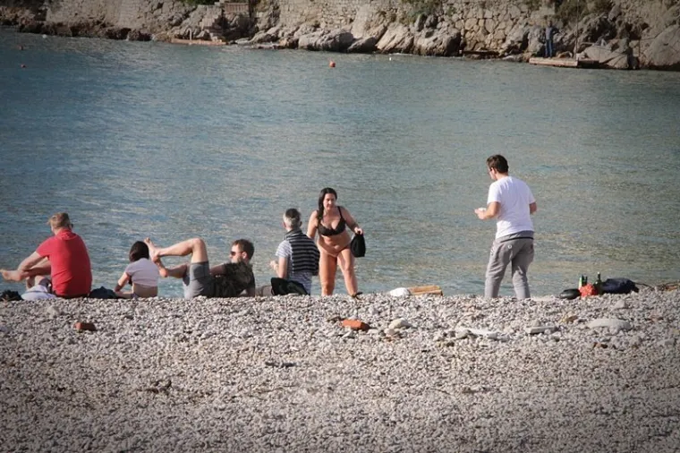 Jesu li hrabri ili ludi? Iako u nekim dijelovima Hrvatske pada snijeg, u Dubrovniku se kupaju!