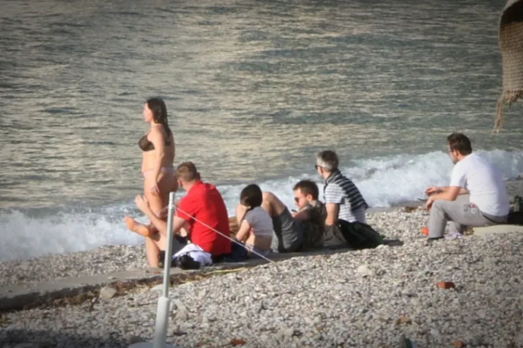 Jesu li hrabri ili ludi? Iako u nekim dijelovima Hrvatske pada snijeg, u Dubrovniku se kupaju!