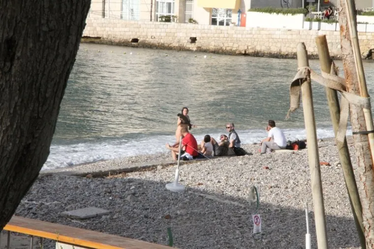 Jesu li hrabri ili ludi? Iako u nekim dijelovima Hrvatske pada snijeg, u Dubrovniku se kupaju!