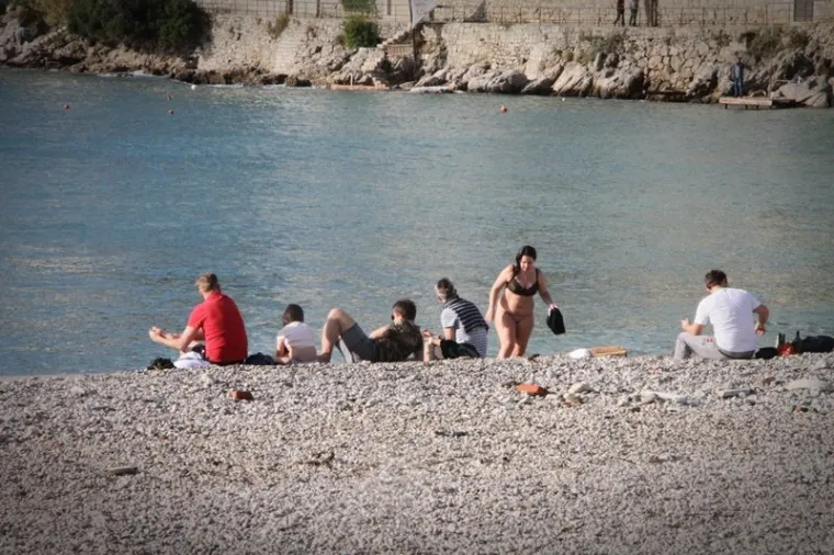 Jesu li hrabri ili ludi? Iako u nekim dijelovima Hrvatske pada snijeg, u Dubrovniku se kupaju!