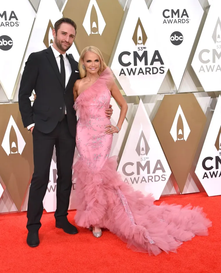 SVI SU SE OKRETALI ZA OVOM BAJKOVITOM ČIPKASTOM HALJINOM: Glumica na crvenom tepihu plijenila pozornost modnim odabirom