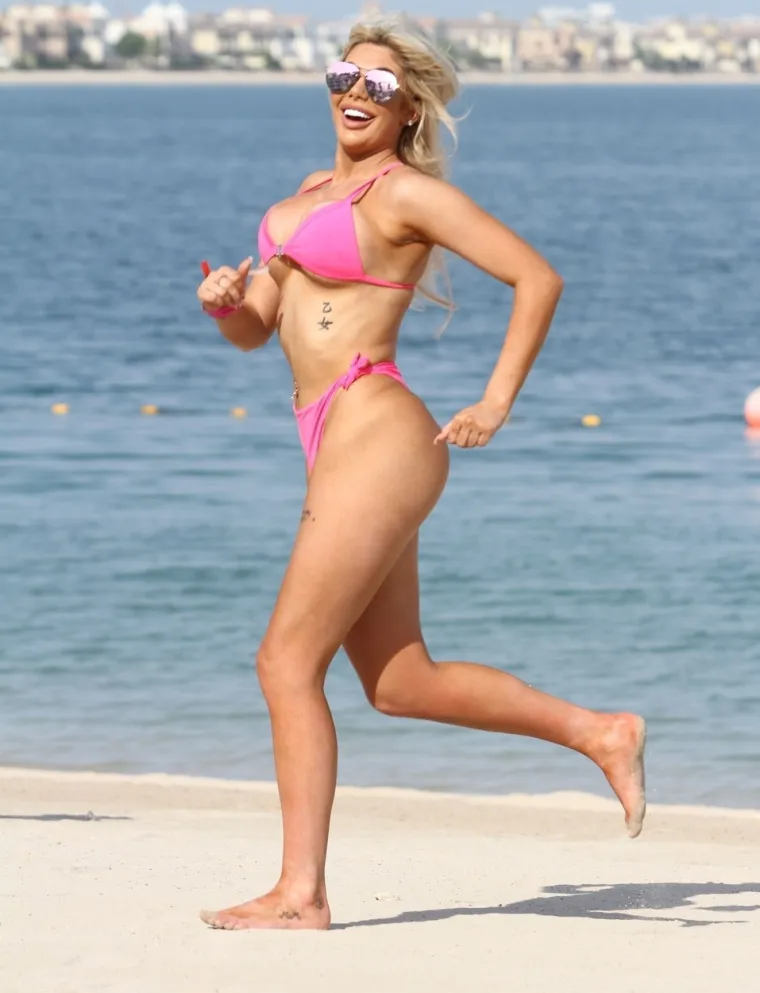 BILA JE GLAVNA ATRAKCIJA NA PLAŽI: Reality zvijezda u minijaturnom bikiniju ponosno pokazivala zanosne obline