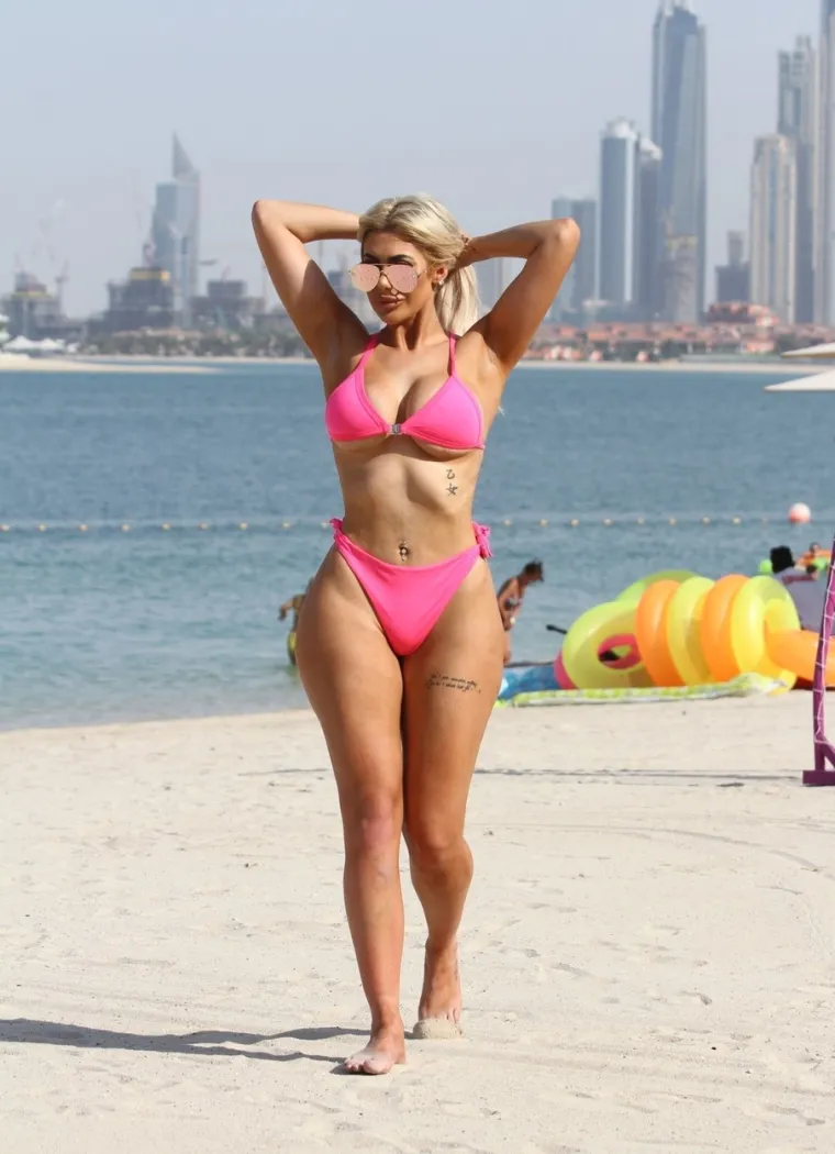 BILA JE GLAVNA ATRAKCIJA NA PLAŽI: Reality zvijezda u minijaturnom bikiniju ponosno pokazivala zanosne obline