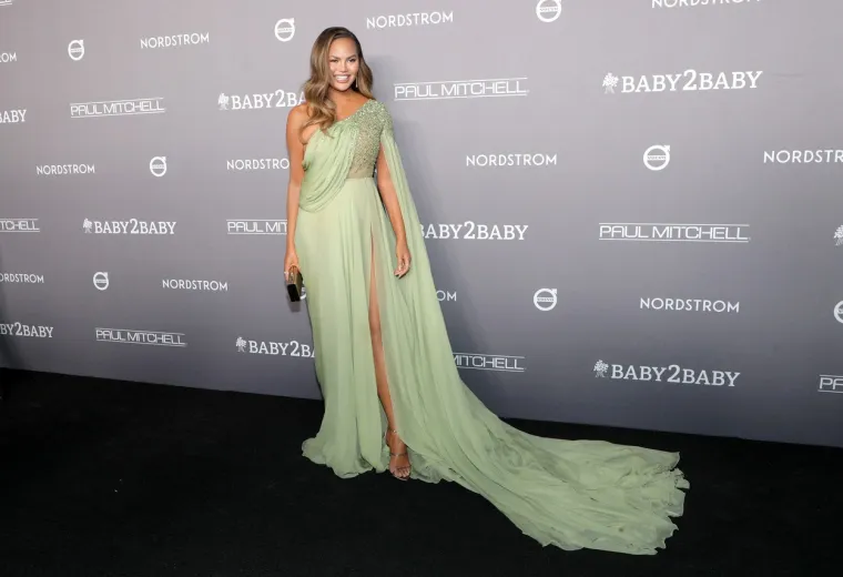 POMELA JE KONKURENCIJU: Chrissy Teigen u božanstvenoj kreaciji s visokim prorezom pokazala nevjerojatnu liniju