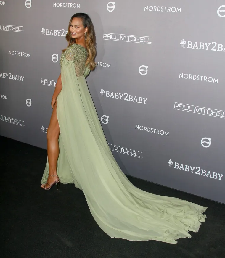 POMELA JE KONKURENCIJU: Chrissy Teigen u božanstvenoj kreaciji s visokim prorezom pokazala nevjerojatnu liniju