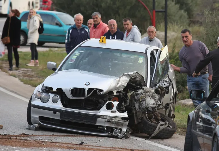 Na cesti D-8 u Njivicama do&scaron;lo je do prometne nesreće u kojoj su sudjelovala četiri osobna automobila.  Dvoje ljudi je ozlijeđeno, a promet  je satima bio zaustavljen. Photo: Dusko Jaramaz/PIXSELL