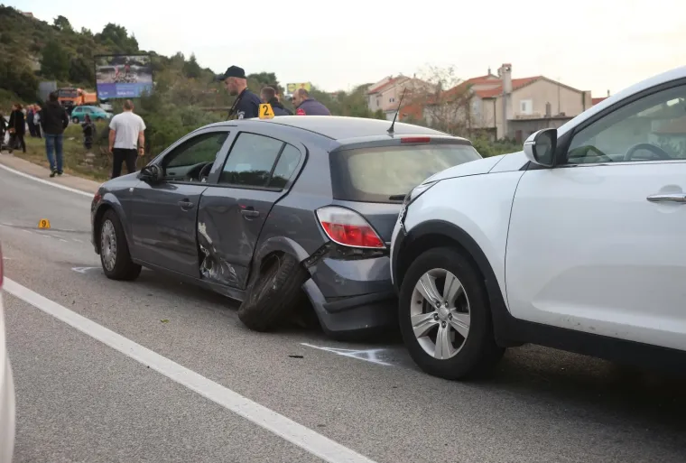 KAOS NA ULAZU U &Scaron;IBENIK: Sudarila se četiri auta, staklo i lim posvuda, promet u kolapsu