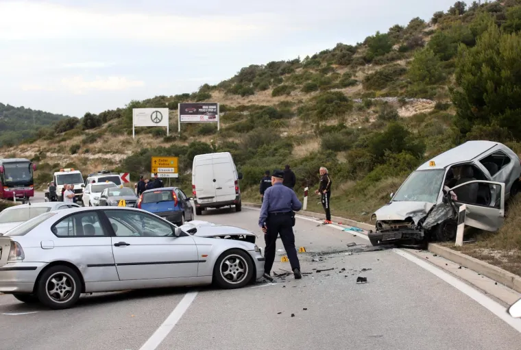 KAOS NA ULAZU U &Scaron;IBENIK: Sudarila se četiri auta, staklo i lim posvuda, promet u kolapsu