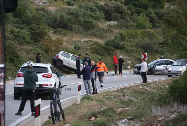 KAOS NA ULAZU U &Scaron;IBENIK: Sudarila se četiri auta, staklo i lim posvuda, promet u kolapsu