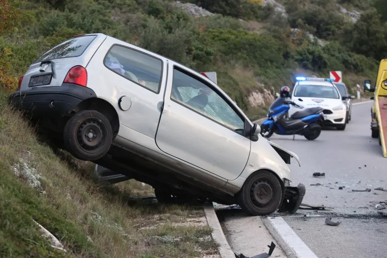 Dijete je prevezeno na daljnje liječenje u Klinički bolnički centar Split, dok su 23-godišnja vozačica i 19-godišnji putnik iz tog osobnog automobila, lakše ozlijeđeni