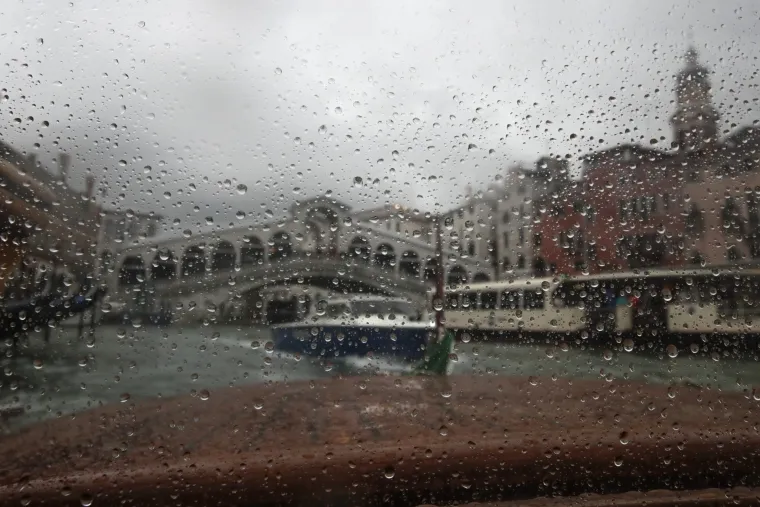 Novi plimni val pogodio Veneciju, na ulicama 160 cm vode, a najgore tek dolazi!