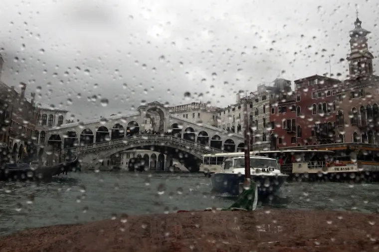 Novi plimni val pogodio Veneciju, na ulicama 160 cm vode, a najgore tek dolazi!