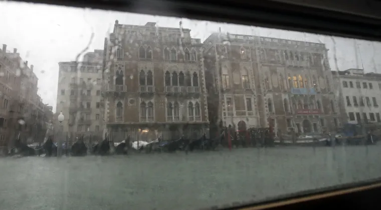 Novi plimni val pogodio Veneciju, na ulicama 160 cm vode, a najgore tek dolazi!