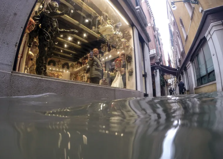 Novi plimni val pogodio Veneciju, na ulicama 160 cm vode, a najgore tek dolazi!