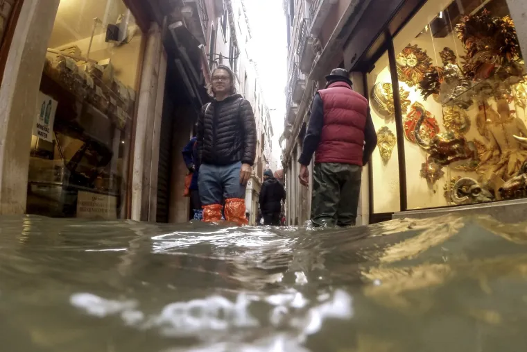 Novi plimni val pogodio Veneciju, na ulicama 160 cm vode, a najgore tek dolazi!