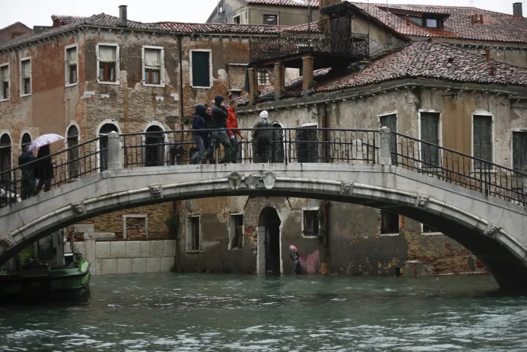 Novi plimni val pogodio Veneciju, na ulicama 160 cm vode, a najgore tek dolazi!