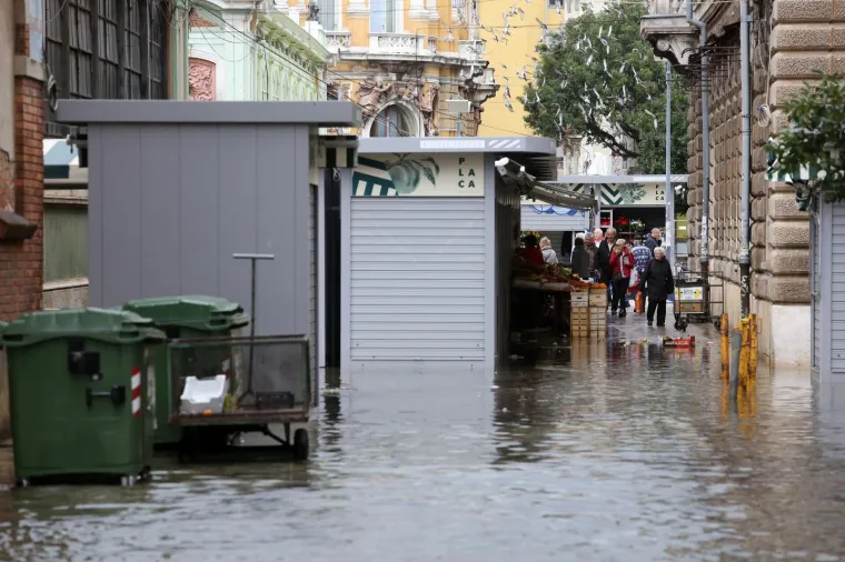 Gumene čizme glavni modni dodatak: &Scaron;tandovi na riječkoj tržnici pod vodom, večeras stiže nova porcija ki&scaron;e