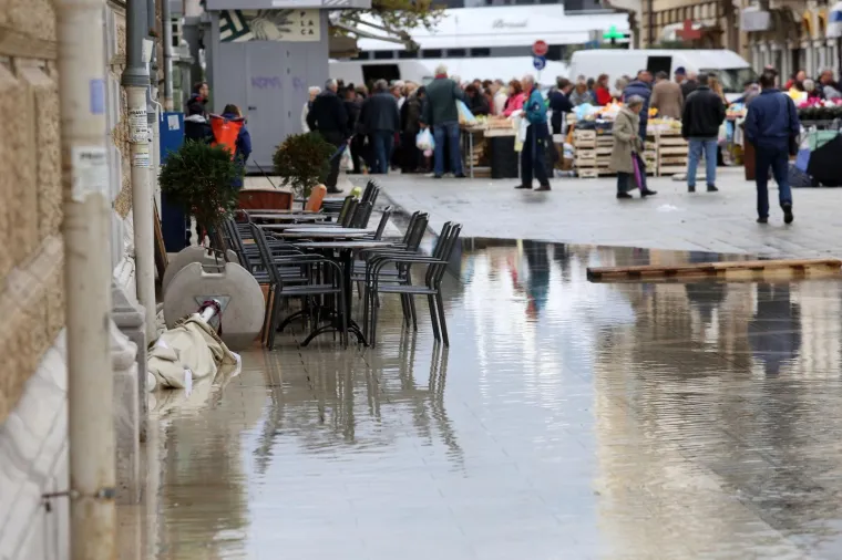 Gumene čizme glavni modni dodatak: &Scaron;tandovi na riječkoj tržnici pod vodom, večeras stiže nova porcija ki&scaron;e