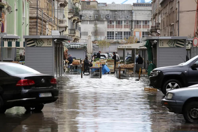 Gumene čizme glavni modni dodatak: &Scaron;tandovi na riječkoj tržnici pod vodom, večeras stiže nova porcija ki&scaron;e