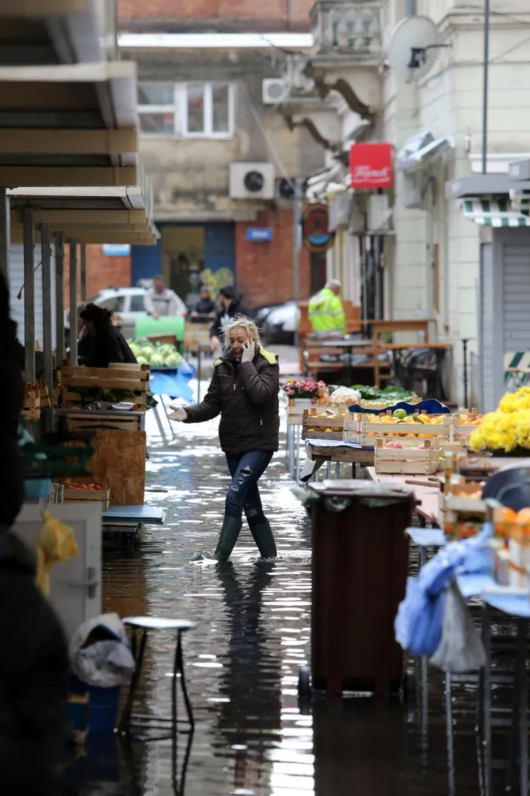 Gumene čizme glavni modni dodatak: &Scaron;tandovi na riječkoj tržnici pod vodom, večeras stiže nova porcija ki&scaron;e