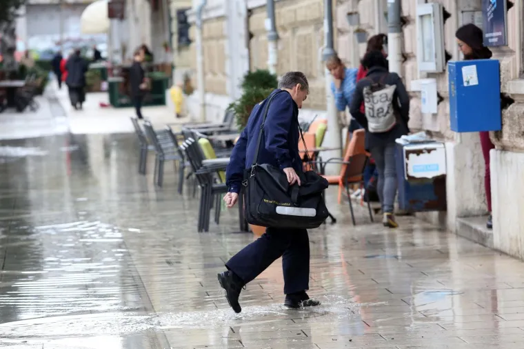 Gumene čizme glavni modni dodatak: &Scaron;tandovi na riječkoj tržnici pod vodom, večeras stiže nova porcija ki&scaron;e