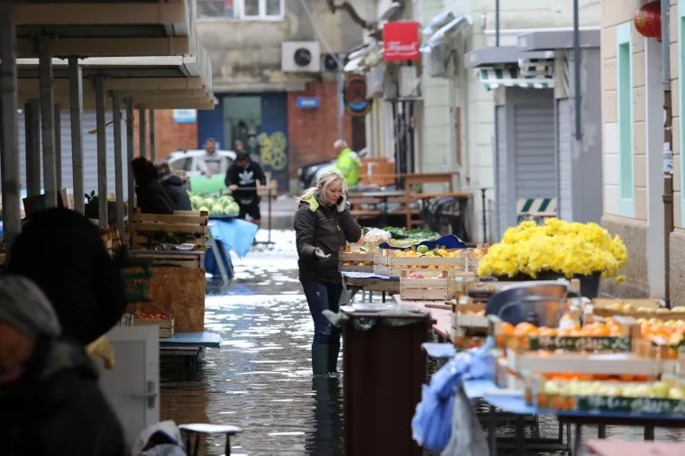 Gumene čizme glavni modni dodatak: &Scaron;tandovi na riječkoj tržnici pod vodom, večeras stiže nova porcija ki&scaron;e