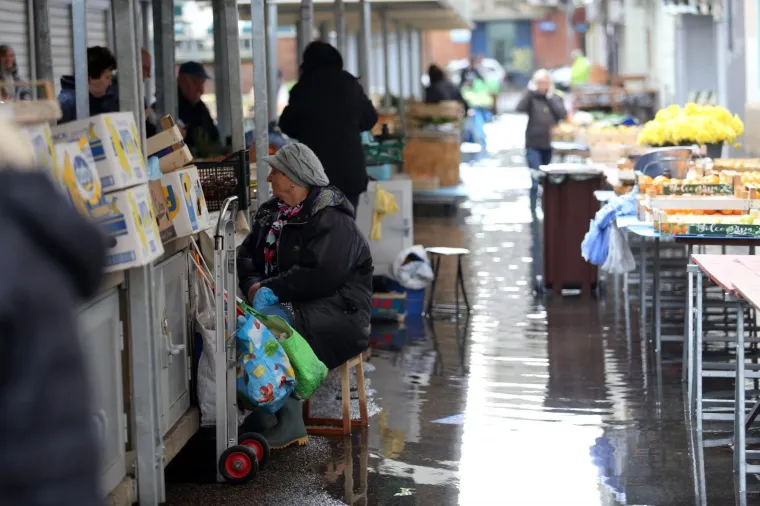 Gumene čizme glavni modni dodatak: &Scaron;tandovi na riječkoj tržnici pod vodom, večeras stiže nova porcija ki&scaron;e