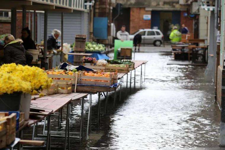 Gumene čizme glavni modni dodatak: &Scaron;tandovi na riječkoj tržnici pod vodom, večeras stiže nova porcija ki&scaron;e