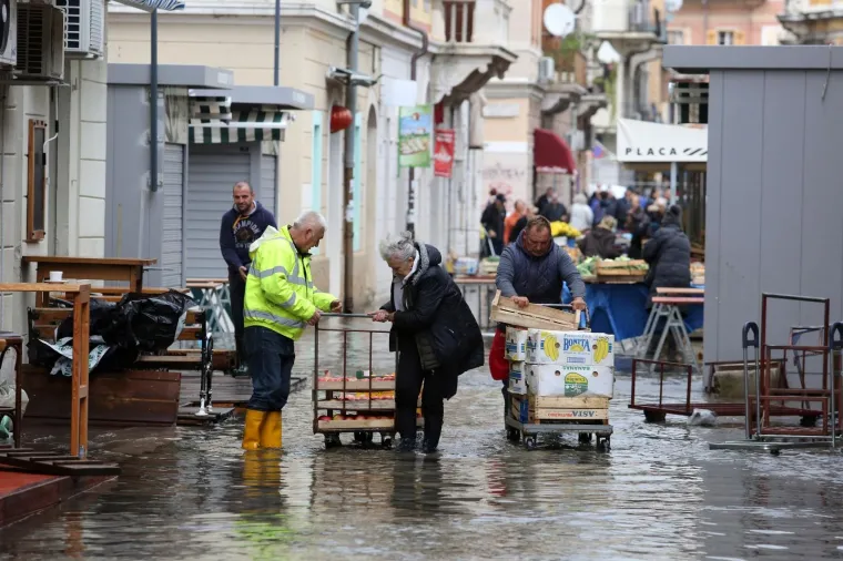 Gumene čizme glavni modni dodatak: &Scaron;tandovi na riječkoj tržnici pod vodom, večeras stiže nova porcija ki&scaron;e