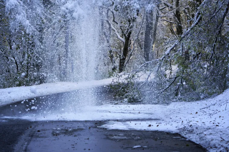 Snijeg paralizirao Francusku: Bez struje ostalo 200 tisuća domova, jedna osoba poginula