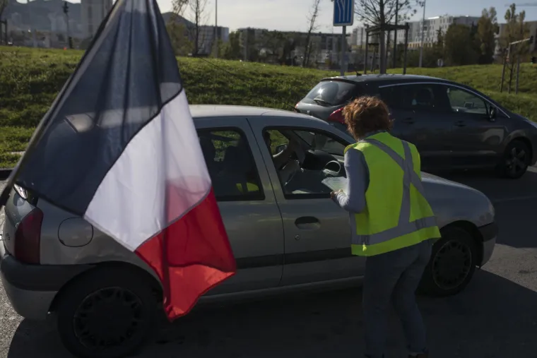 Godišnjica prosvjeda 'žutih prsluka': Pariška policija ispalila suzavac