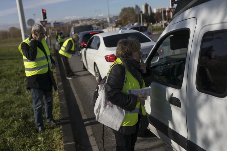 Godišnjica prosvjeda 'žutih prsluka': Pariška policija ispalila suzavac