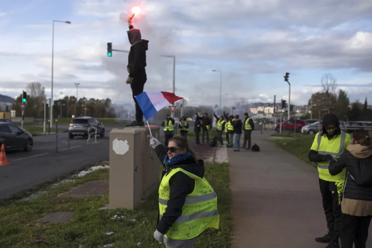 Godišnjica prosvjeda 'žutih prsluka': Pariška policija ispalila suzavac