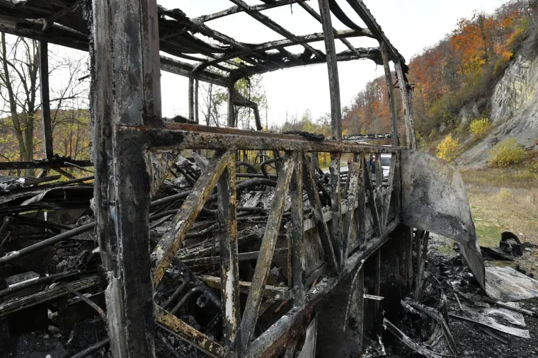 Na Vidikovcu Papuk na cesti između Orahovice i Kutjeva zapalio se autobus koji je prevozio djecu.