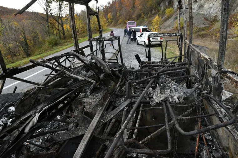 Na Vidikovcu Papuk na cesti između Orahovice i Kutjeva zapalio se autobus koji je prevozio djecu.