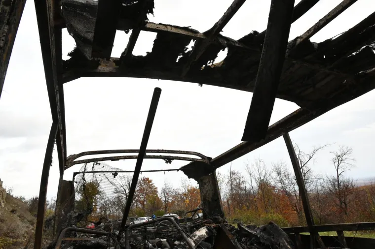 Na Vidikovcu Papuk na cesti između Orahovice i Kutjeva zapalio se autobus koji je prevozio djecu.