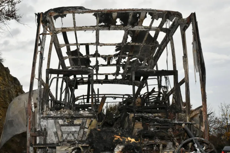 Na Vidikovcu Papuk na cesti između Orahovice i Kutjeva zapalio se autobus koji je prevozio djecu.