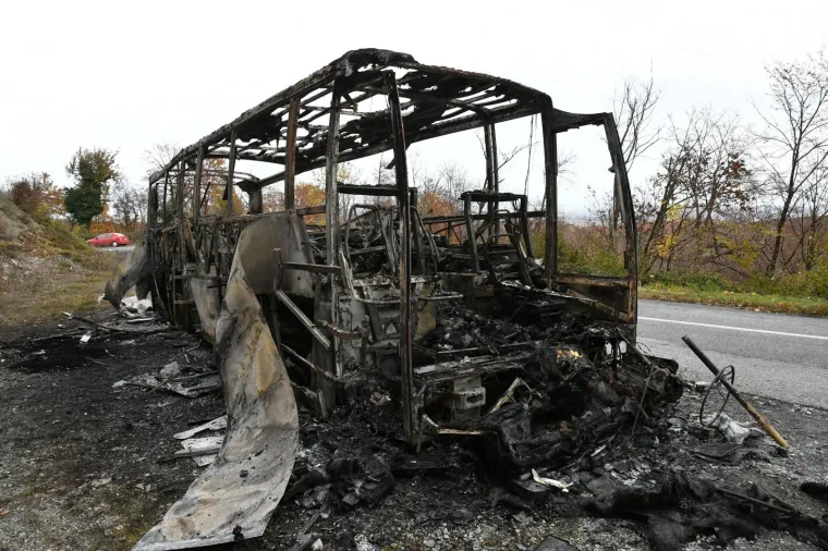 Na Vidikovcu Papuk na cesti između Orahovice i Kutjeva zapalio se autobus koji je prevozio djecu.