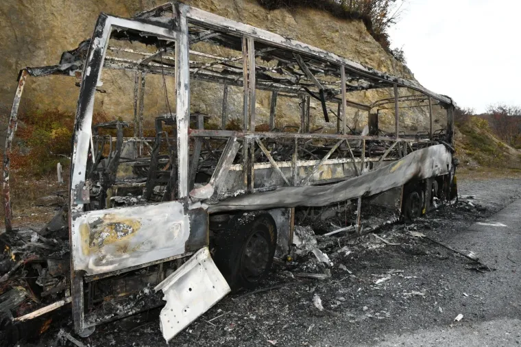 Na Vidikovcu Papuk na cesti između Orahovice i Kutjeva zapalio se autobus koji je prevozio djecu.