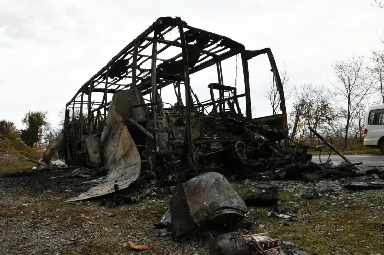Na Vidikovcu Papuk na cesti između Orahovice i Kutjeva zapalio se autobus koji je prevozio djecu.