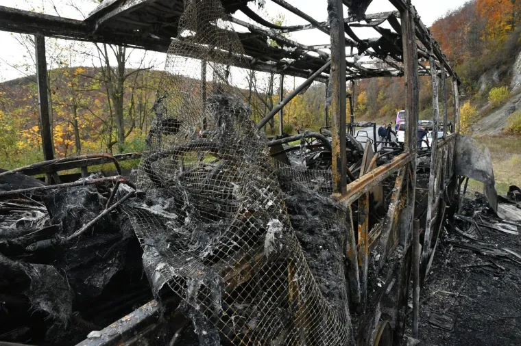 Na Vidikovcu Papuk na cesti između Orahovice i Kutjeva zapalio se autobus koji je prevozio djecu.