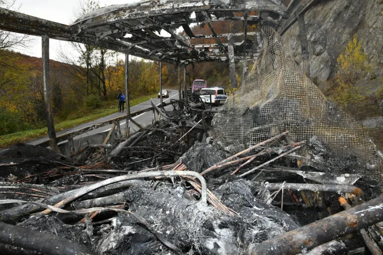 Na Vidikovcu Papuk na cesti između Orahovice i Kutjeva zapalio se autobus koji je prevozio djecu.