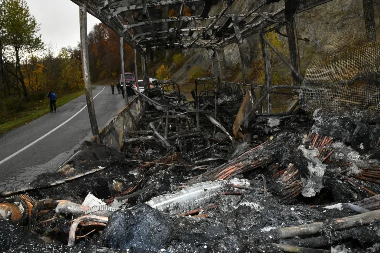 Na Vidikovcu Papuk na cesti između Orahovice i Kutjeva zapalio se autobus koji je prevozio djecu.