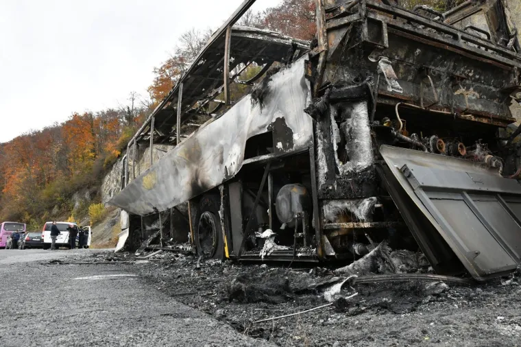 Na Vidikovcu Papuk na cesti između Orahovice i Kutjeva zapalio se autobus koji je prevozio djecu.