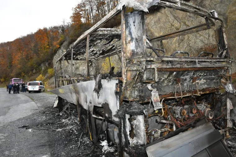 Na Vidikovcu Papuk na cesti između Orahovice i Kutjeva zapalio se autobus koji je prevozio djecu.