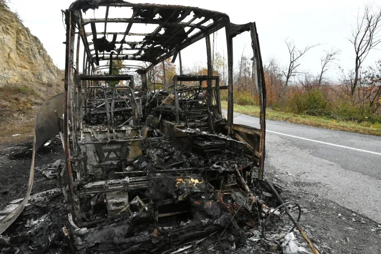 Na Vidikovcu Papuk na cesti između Orahovice i Kutjeva zapalio se autobus koji je prevozio djecu.