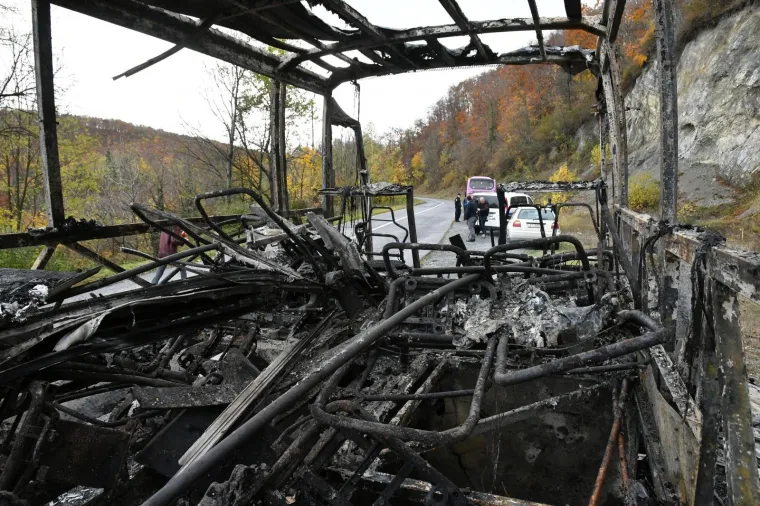 Na Vidikovcu Papuk na cesti između Orahovice i Kutjeva zapalio se autobus koji je prevozio djecu.