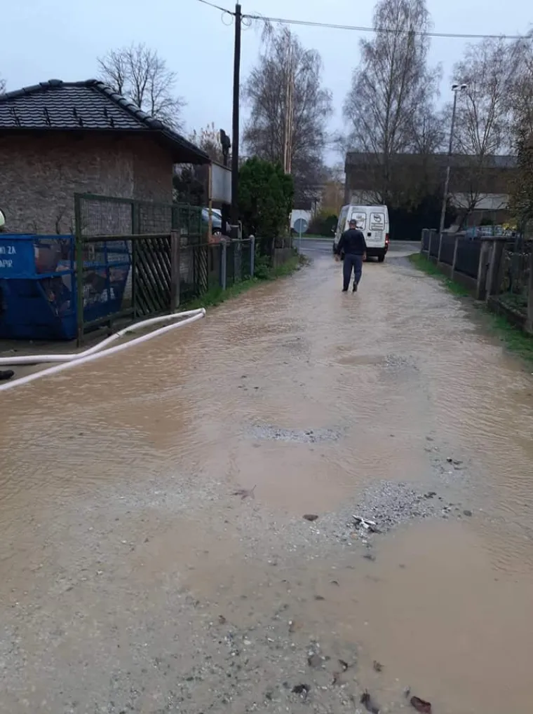 Zagorje pod vodom, vatrogasci zatrpani pozivima: Poplavljene ceste, voda ulazi u kuće!